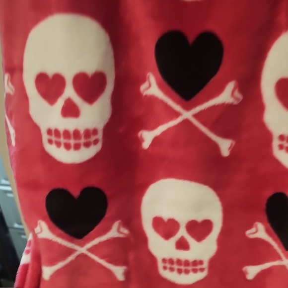 Betsey Johnson Pink and White Skull Plush 50"x70" Throw - Picture 3 of 3